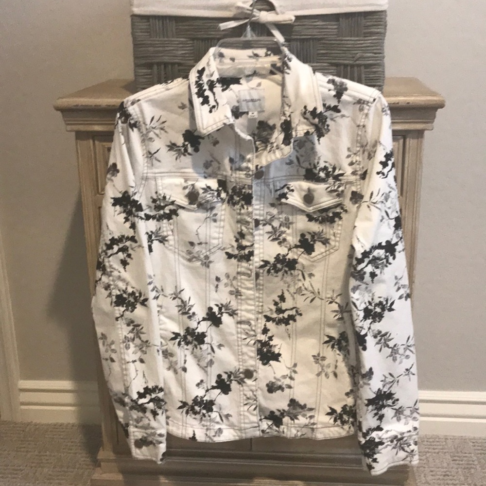 Jacket back and white with silver metal buttons